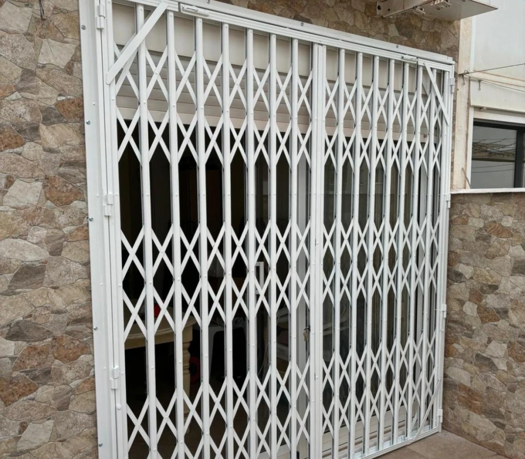 Fabricación e instalación profesional de rejas de seguridad en Elche, Alicante y Torrevieja por Cerrajería Técnica BeyPe. Rejas fijas, de ballesta y a medida con materiales duraderos. Cerrajeros urgentes 24 horas. Teléfono 650 352 426.