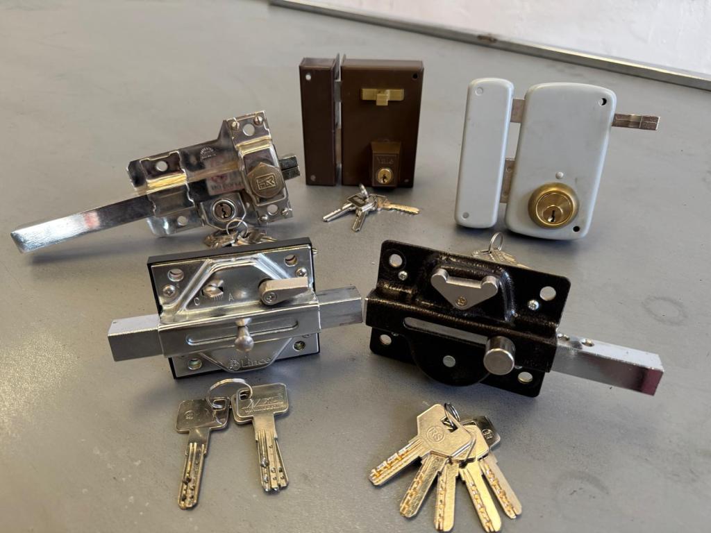 Exposición de cerrojos y cerraduras de sobreponer, con distintos modelos y niveles de seguridad.