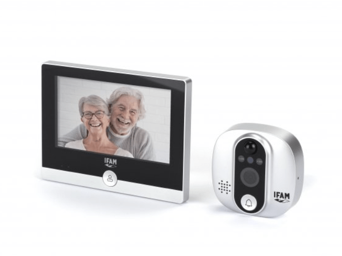 Mirilla digital IFAM Sentinel 71 con pantalla LCD de 4,3” y cámara exterior, mostrando a una pareja sonriente.