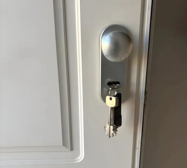 Cerrajero profesional de confianza en Elche realizando apertura de puerta y servicios de cerrajería técnica.