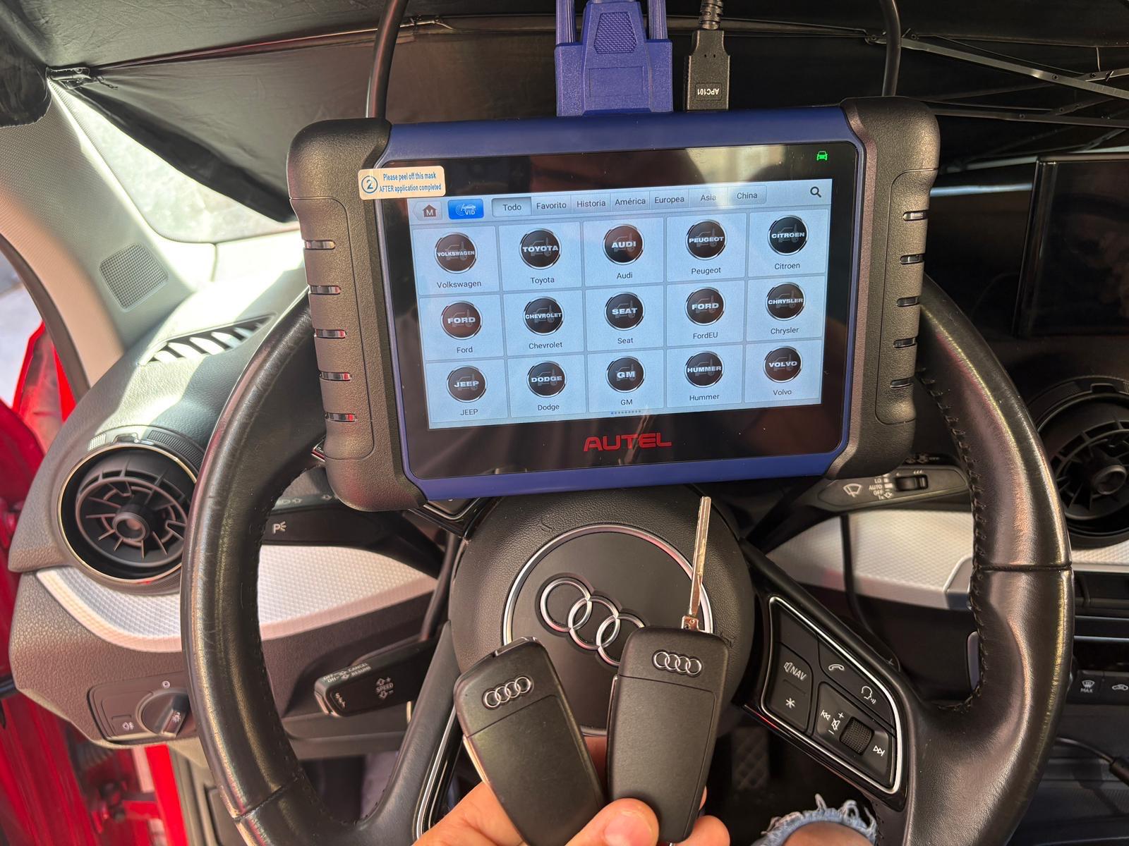 Cerrajero beype realizando duplicado de llave mediante el servicio carkey by beype