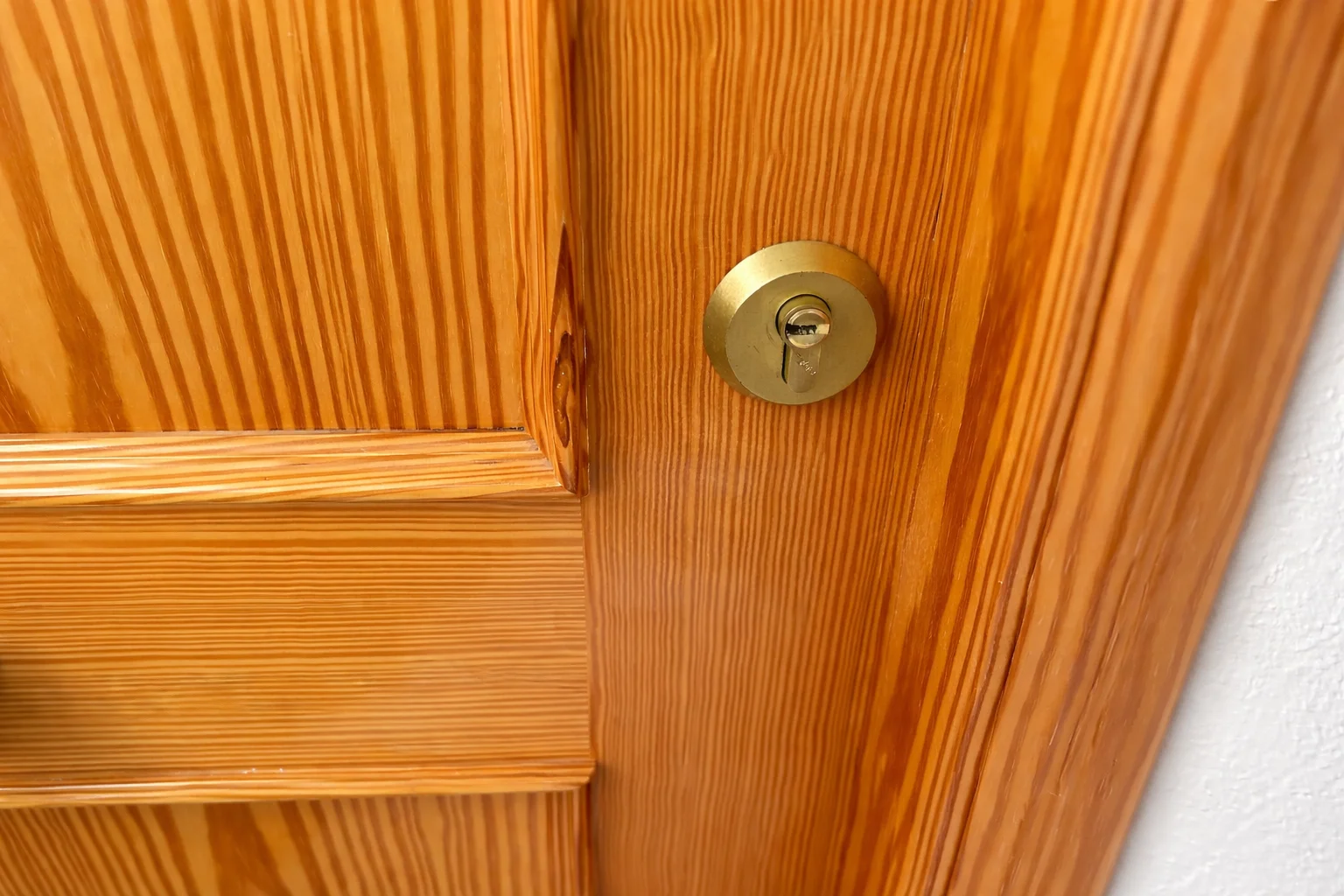 Cerrajero beype trabajando en una puerta de madera