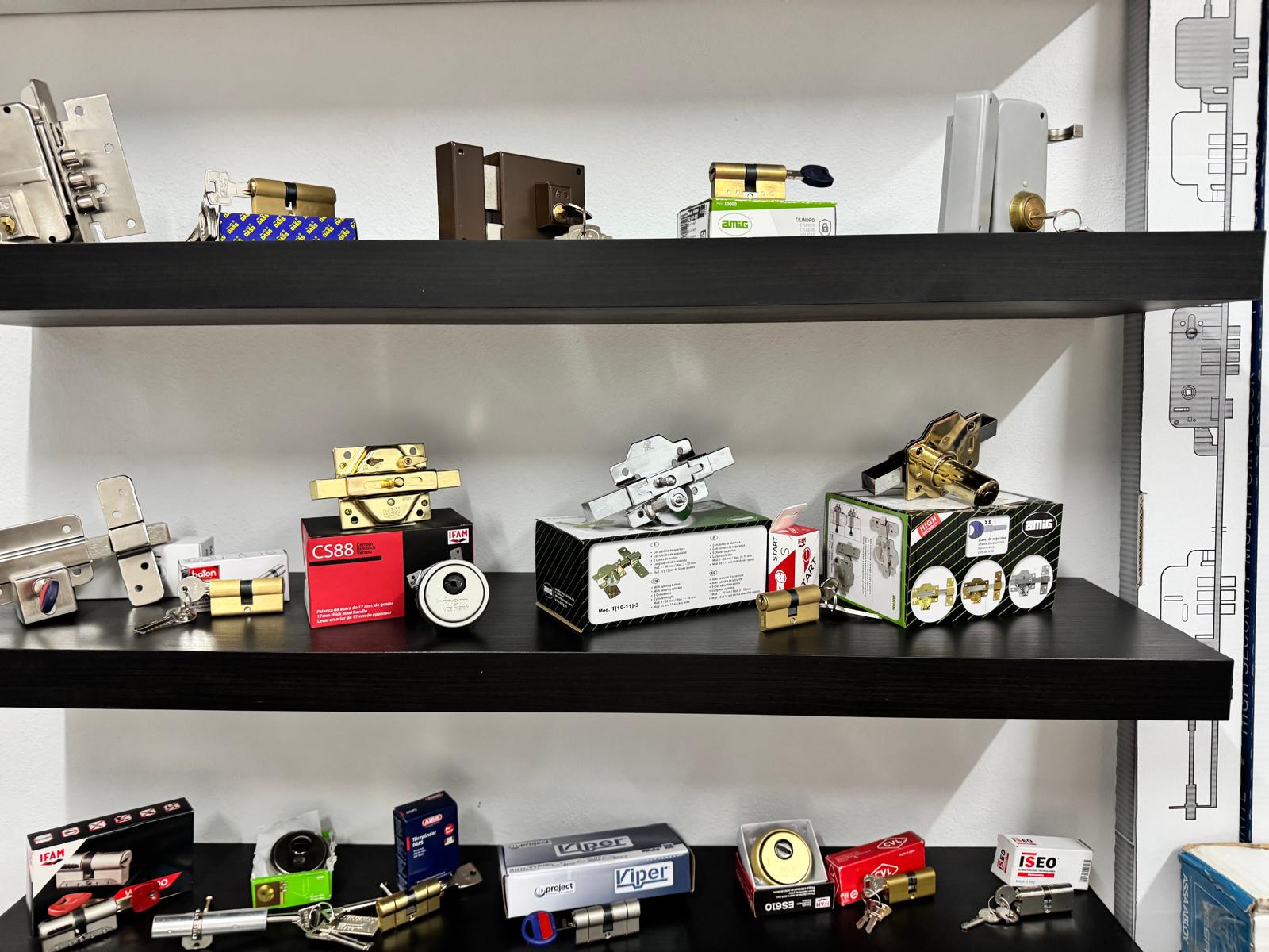 Cerraduras de seguridad, bombines y material profesional de cerrajería en taller BeyPe